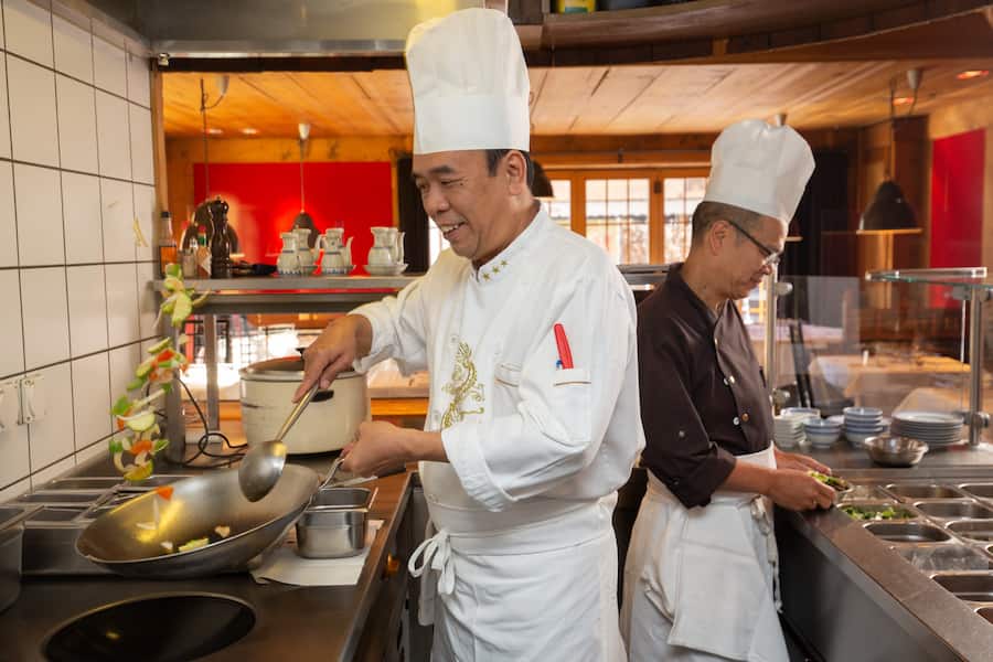 Gourmet-Adressen in Gstaad Bernerhof Küchenchef Loke Kah Hing mit Mak Shun Fai 2022