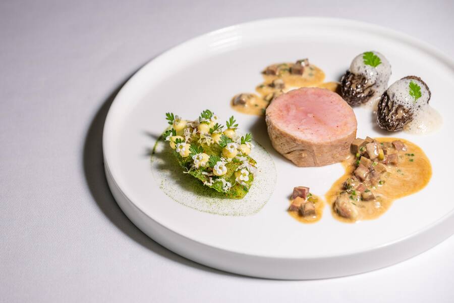 Heiko Nieder Easter Menue 2022: Kalb mit Morcheln, Emmentaler, Kerbel, Lattich und Meerrettich Heiko Nieder, Frühlingsmenu, The Dolder Grand, Hotel, Zürich, ZH 2022