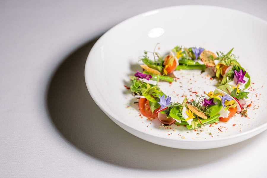 Heiko Nieder Easter Menue 2022: Junges Gemüse und Salate mit Kräutern, Blüten und getrocknetem Ricotta Heiko Nieder, Frühlingsmenu, The Dolder Grand, Hotel, Zürich, ZH 2022