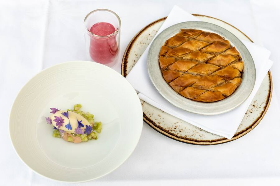 Heilemann & Friends im Alex Lake Zürich April 2022 Dessert Baklava Mandel Rhabarber von Elif Oskan