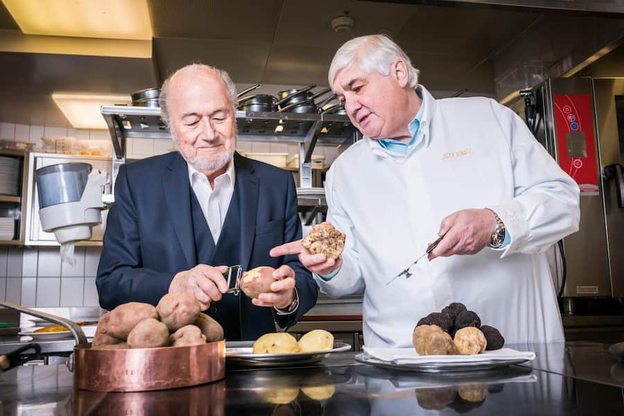 Foto: Joseph Khakshouri : 27.12.2016 Sepp Blatter shählr Kartoffeln und Jacky Donatz Reibt Trüffel im Restaurant Sonnenberg Zürich (ZH) SI_2016_52 FIFA