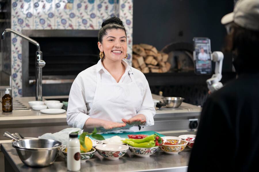 Lahmacun Livecooking mit Elif Oskan, Restaurant Guel, Zuerich Live Cooking, Elif Oskan, Gül, Zürich © Nik Hunger