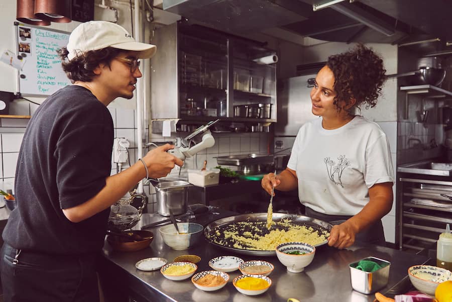 Zizi Hatteb, Pascal Grob, Couscous Livestream Live Cooking, Zizi Hattab, Kle, Zurich, Zuerich, züri isst © Christopher Alexander Kuhn