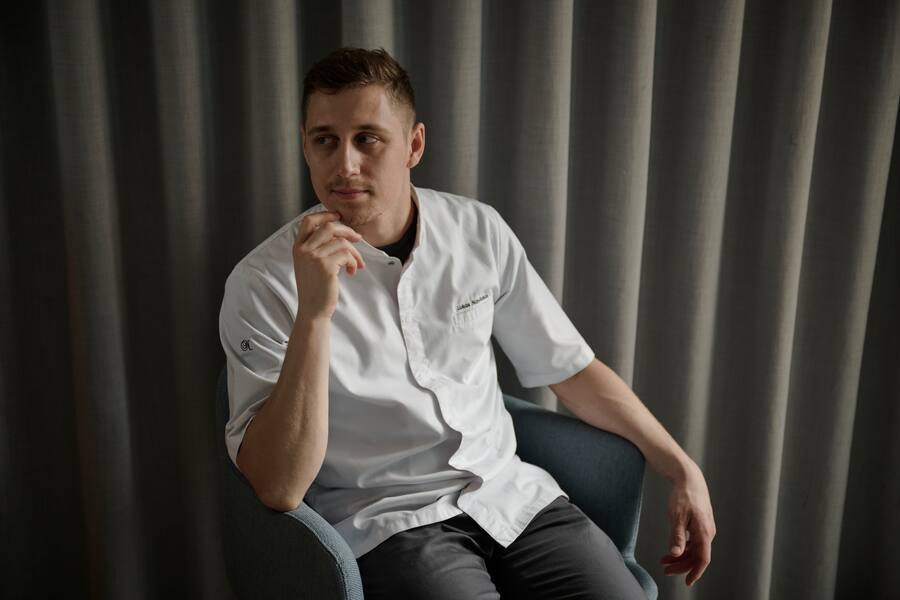 Lukas Navickas: des desserts frais et légers Njørden (15/20) à Aubonne, le jeune pâtissier s’inspire de la nature. Au menu: recette, anecdotes et astuces.