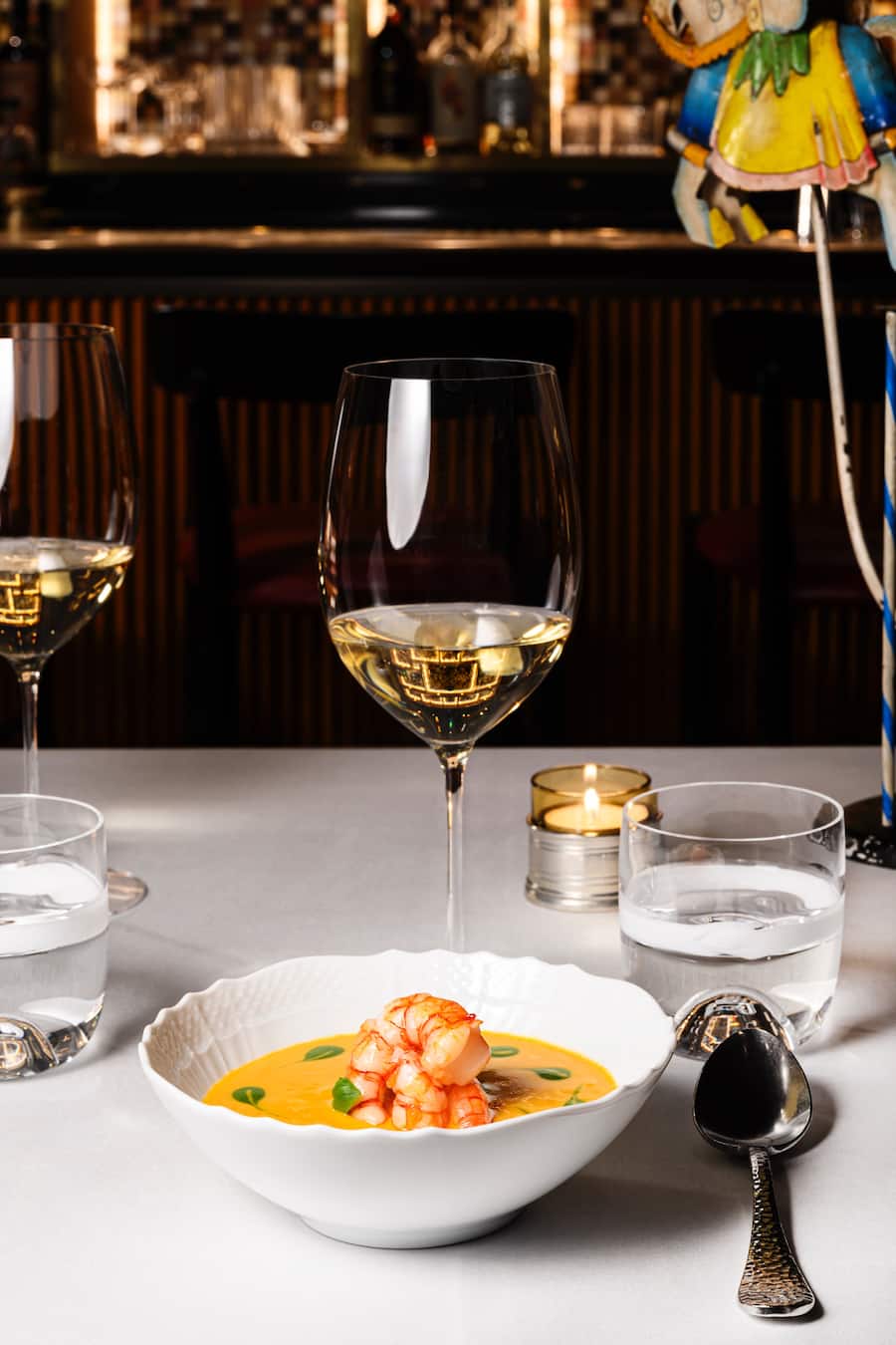 Signature Dish: Tomaten-Gazpacho mit Gamberi.