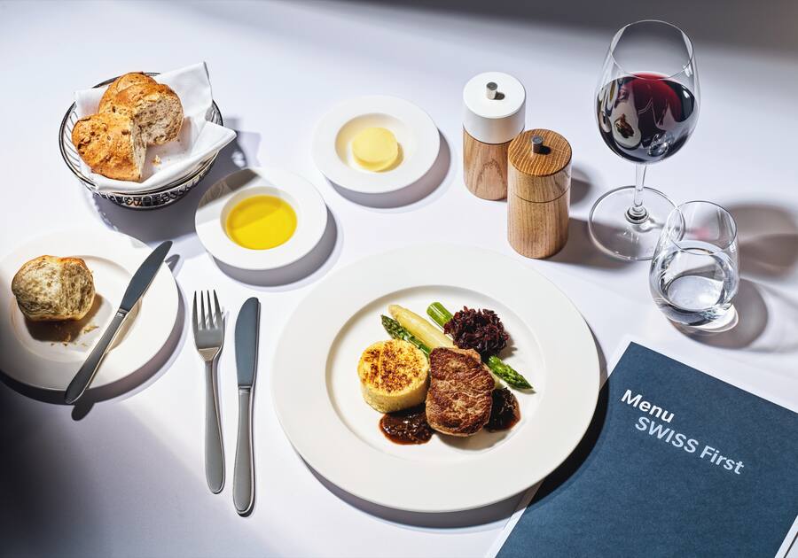 SWISS Food an Bord von Küchenchef Patrick Mahler 2022 Kalbsfilet mit Morcheljus Gnocchi Spargeln Rote Zwiebel Chutney