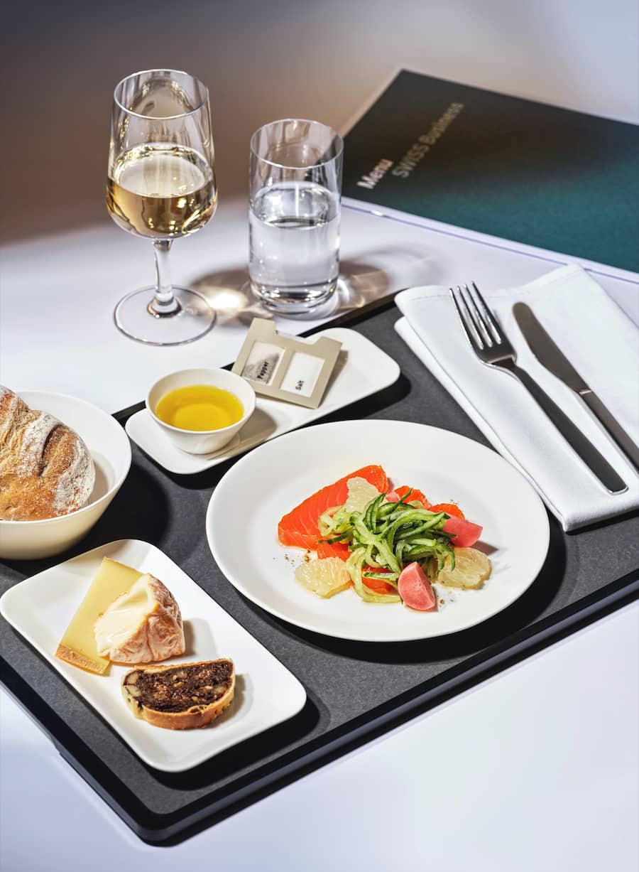 SWISS Food an Bord von Küchenchef Patrick Mahler 2022 Lachsforelle mit Kräuteremulsion und Ponzu-Vinaigrette Gurke Grapefruit Radieschen