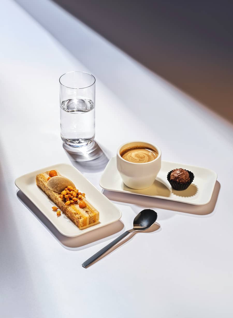 SWISS Food an Bord von Küchenchef Patrick Mahler 2022 Weisses Nougatmousse mit Sanddorn und Haselnuss