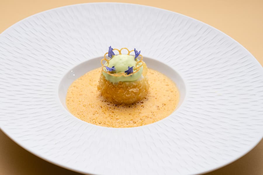 Rolf Fuchs, Panorama, Steffisburg, Eier, Ostern, Szegediner Ei mit Sauerkraut, Lardo, Paprikaschaum und Schnittlauch-Sauerrahm-Espuma