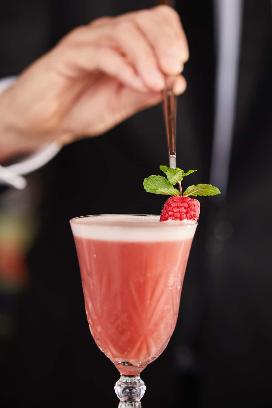 Thomas Huhn, Chef de Bar, Grand Hotel Les Trois Rois, Zubereitung Drink "Sounds like Ice Tea", Basel, 20.04.2020, Foto Lucia Hunziker