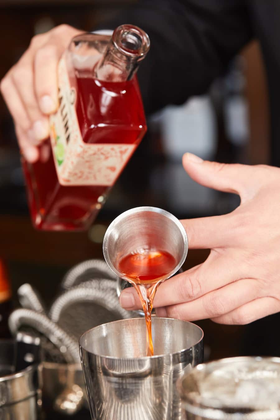 Thomas Huhn, Chef de Bar, Grand Hotel Les Trois Rois, Zubereitung Drink "Basileus Fizz" Basel, 20.04.2020, Foto Lucia Hunziker