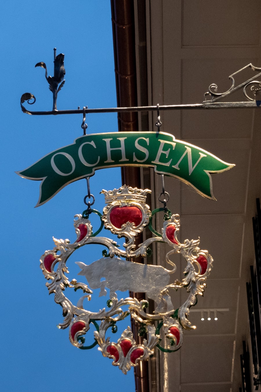 Unter Denkmalschutz: Das Wirtschaftsschild von 1760.