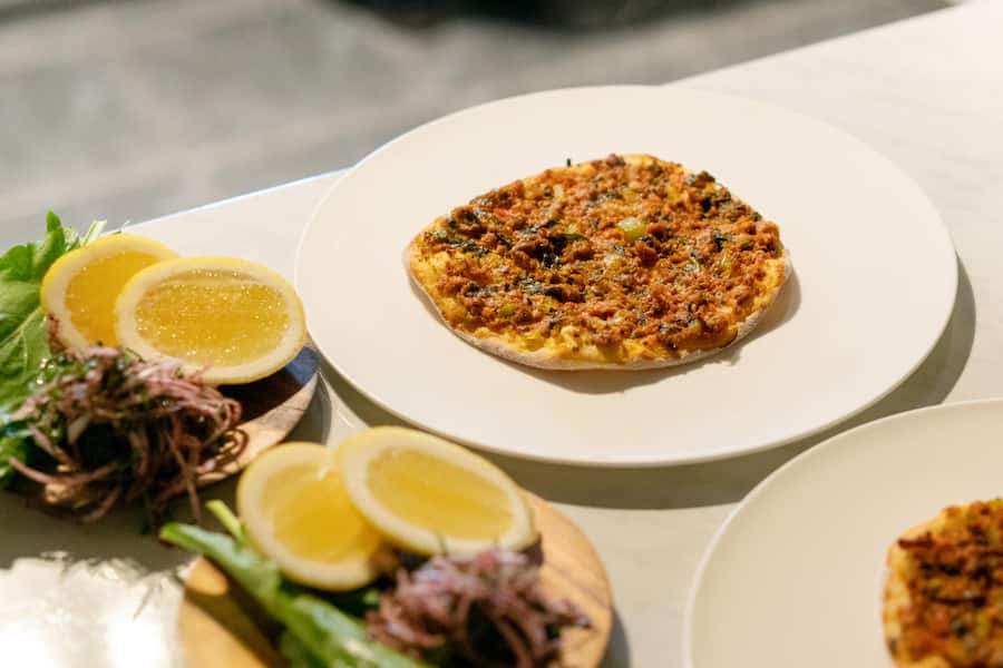 Lahmacun (das türkische Fladenbrot), Win a private chef mit Elif Oskan und Markus Stöckle Win a private chef, Elif und Markus, Elif Oskan, Gül, Markus Stöckle, Rosi, Zürich © Pascal Grob