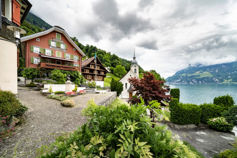 Zwyssighaus, in Bauen UR, links mit Kirche und Vierwaldstättersee Appert's Hofladen in Schwyz - Zwyssighaus - Michael Engel und Angela Hug
