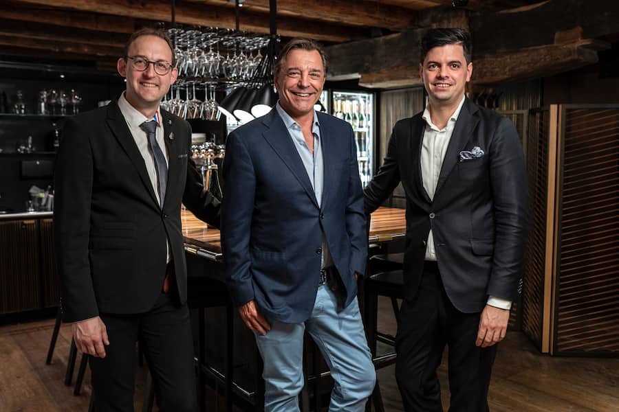 4 hands Heilemann Stradner, Silvio Denz (m), mit Romain Iltis (l), Wine Director Lalique und Stefano Petta (r), Sommelier Widder