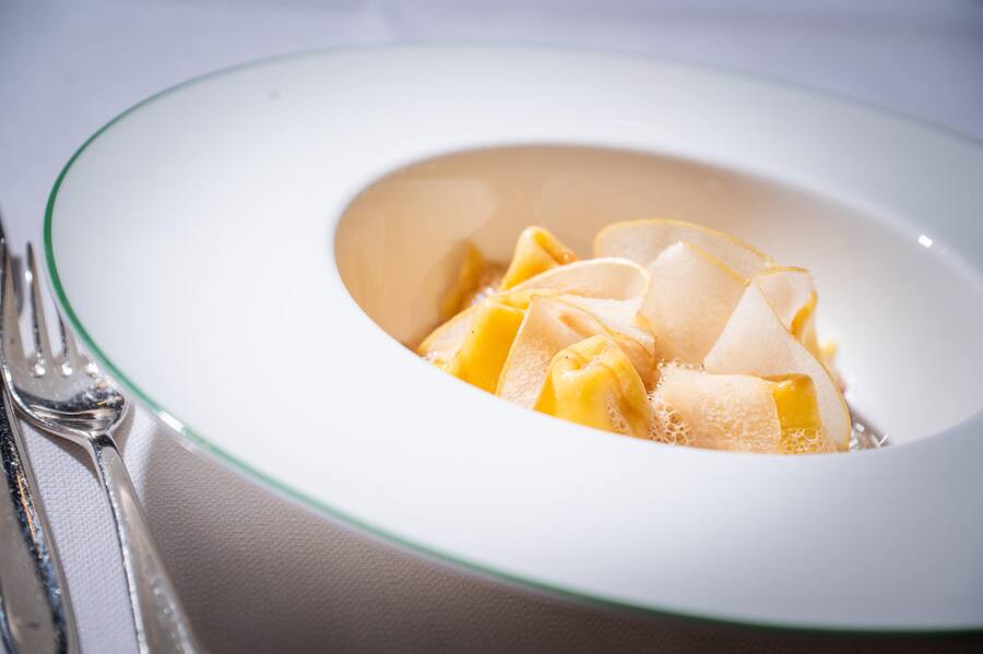 Caterina Sara Vosti 2021: Ravioli Ripiedi di Bouchon die Capra, Pere, Salsa al Nocio