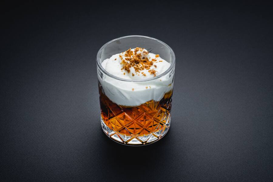 Davidoff Vitznauerhof Chef Jeroen Achtien mag Zigarren Drink Rum-Negroni mit Topinambur-Schaum und Crumble 2022
