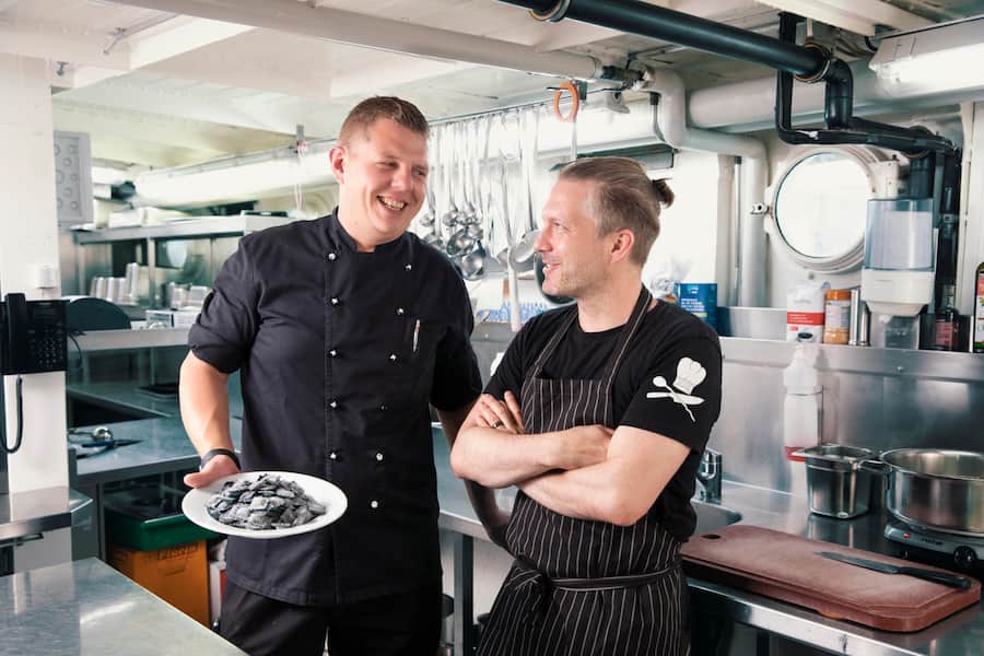 Tobias Buholzer (l.), Beizer und Küchenchef in der Rose Rüschlikon, Bartosz Klimek, Küchenchef ZSG, mit Pilz-Ravioli. Reportage Gastronomie auf dem Schiff "Stadt Züri" am Werft von ZSG in Wollishofen Mythenquai 333, 8038 Zürich, 10.05.2022, Fot0 Lucia Hunziker