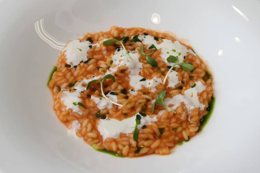 LUGANO, 29.05.2022 - Risotto al pomodoro, limone, burrata affumicata e basilico. Galaabend vor der GV Grandes Tables Suisse 2022 im Hotel Splendide Royal in Lugano. copyright by www.steineggerpix.com / photo by remy steinegger