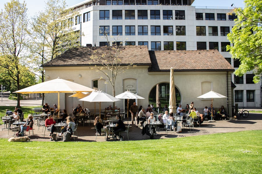 Im Elisabethenpärkli verweilt, geniesst und schlemmt man am besten in der Caffè Kultur Bar Zum Kuss. 20.04.2022. Café Zum Kuss. Sydney Karolewski