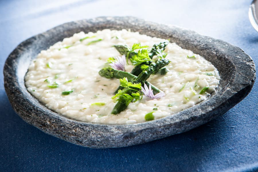 Loto Risotto, gruener Spargel, weisser Merlot Food, von Kuechenchef Mattias Roock, Restaurant Locanda Barbarossa, Castello del Sole, Ascona