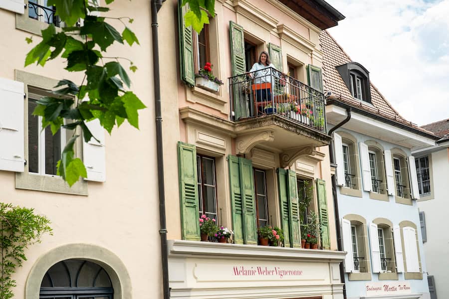 Mélanie Weber, Vigneronne, Cully, iauf Balkon ihres Wohn- und Arbeitshauses im Zentrum von Cully