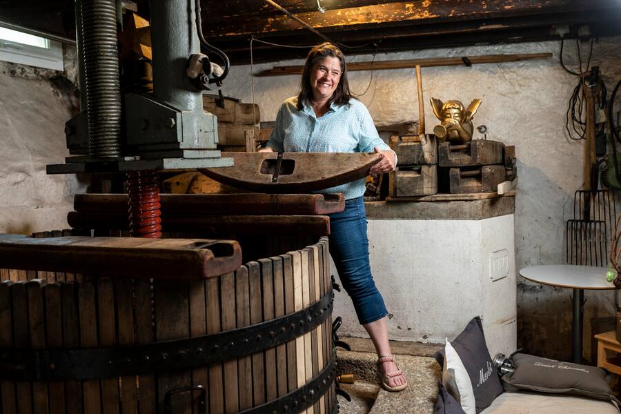 Mélanie Weber, Vigneronne, Cully mit Dielen der alten Korbpresse