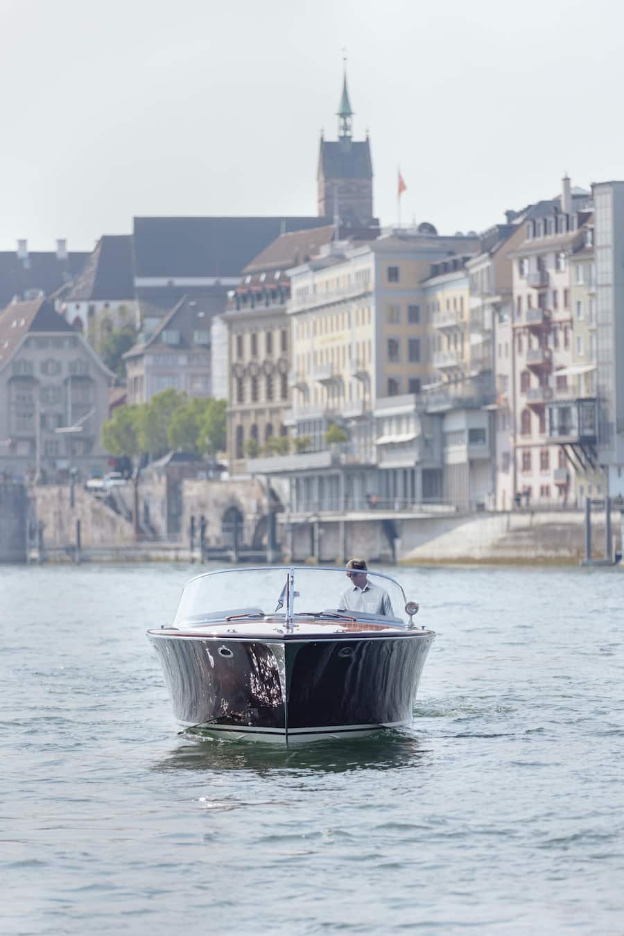 Das Motorboot Pedrazzini, Modell «Special», des Grand Hotel LES TROIS ROIS auf dem Rhein, in Basel, Schweiz. Im Hintergrund sind das Grand Hotel LES TROIS ROIS und die Martinskirche auf dem Münsterhügel zu sehen.Â