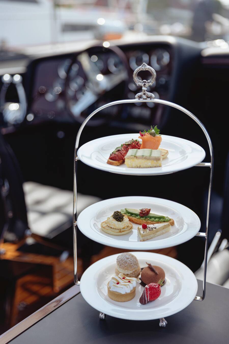 Das Interieur des Pedrazzini-Boots des Grand Hotel LES TROIS ROIS. Die hauseigenen Kreationen gehören zur Pedrazzini-Experience.Â