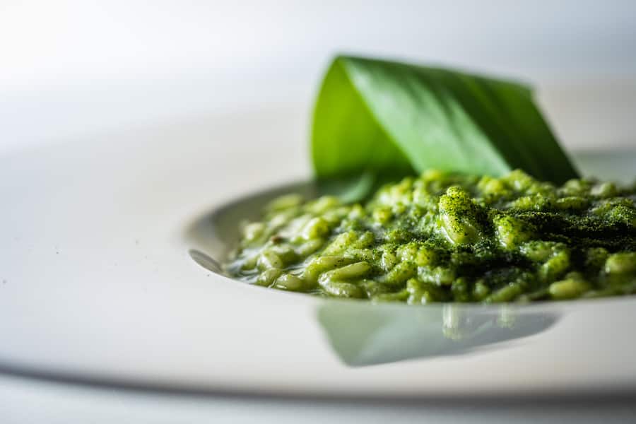 Lugano 2022: Principe Leopoldo: Chef Christian Moreschi. Risotto mit Ceresio-Ãl, Bärlauch, Morchel