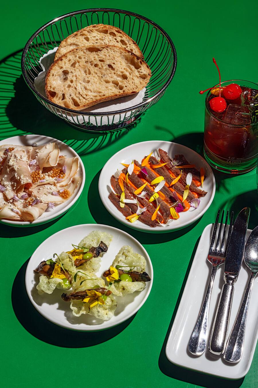 Bar-Snacks und Cocktails im Restaurant Josef Zurich von David Heimer