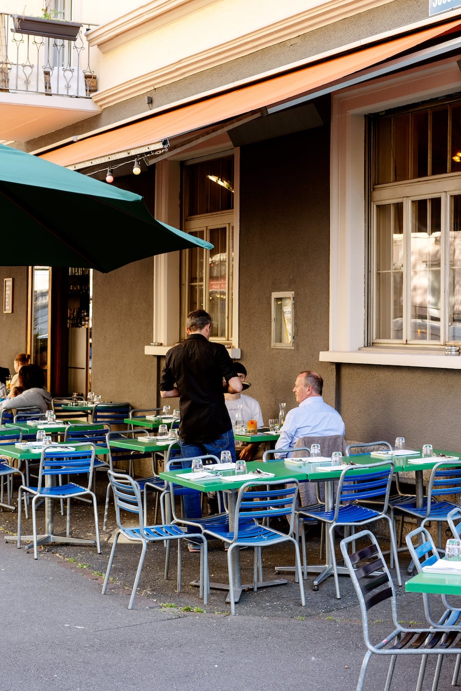 Bar-Snacks und Cocktails im Restaurant Josef Zurich von David Heimer