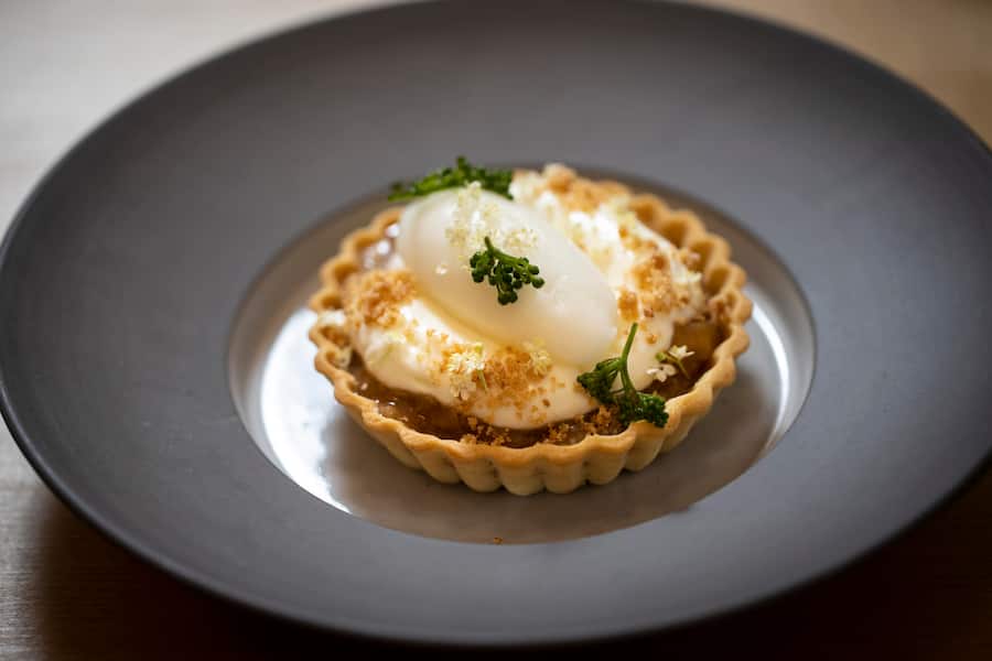 Restaurant Moment, Rharbarber Tartelette, Quartkschaum, Holunderblüten Sorbet, Holunder Knospen