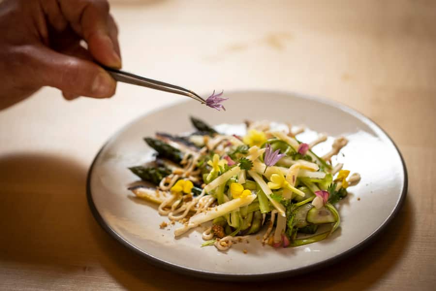 Restaurant Moment, Spargel, Schwarze Schalotten Mayonnaise, Wildkräuter, Blüten