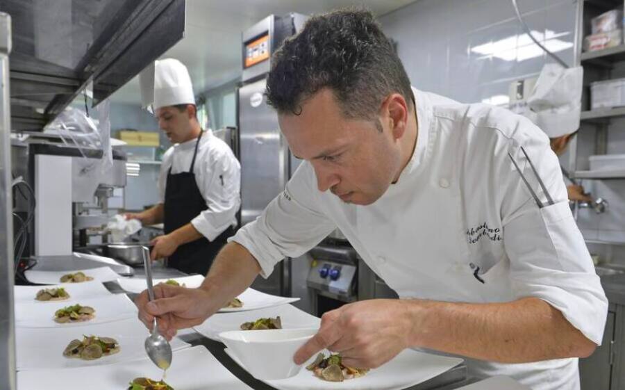 Sebastiano Lombardi (15/20) en pleine action dans les cuisines du Chalet d'Adrien.