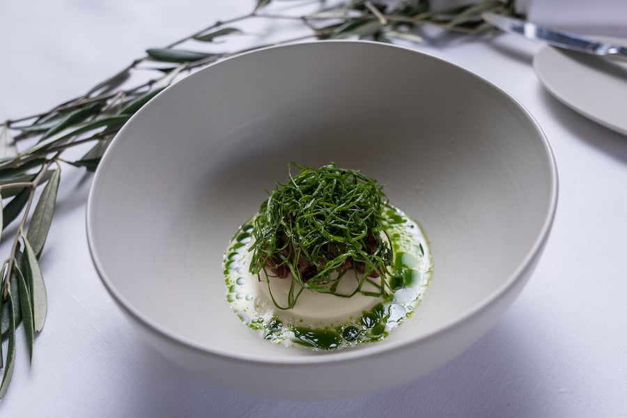 12.06.2022; Fläsch: Mercedes EQE - Weingut Davaz; Sven Wassmer: Tatar von der alten Kuh mit Sauerampfer, Merrettichmousse, Bärlauchkapern, Meerrettich-Sauce mit Kräuteröl. © Valeriano Di Domenico