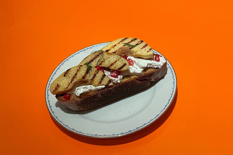 Kleiner Geheimtipp während der Art Basel. Canapés mit Sauerteigbrot und regionalen Produkten. 10.06.2022. Canapé. Canapé.