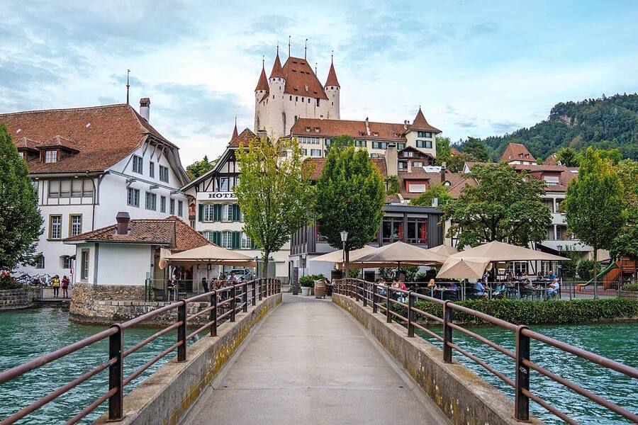 Die Baelliz Bruecke mit Schloss Thun im Hintergrund.