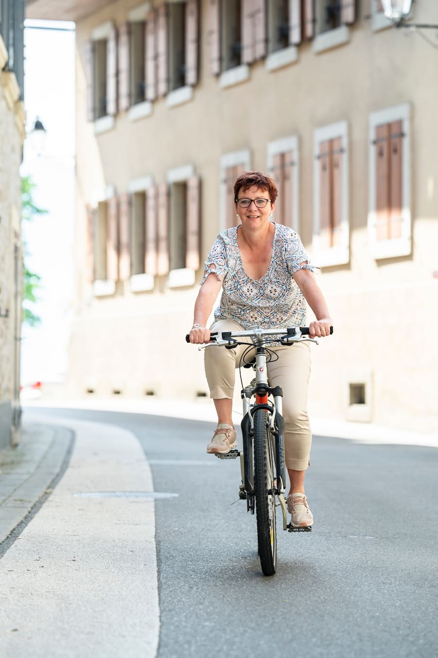 Aurélia Joly, Vigneronne, Grandvaux, mit Velo in Grandvaux unterwegs