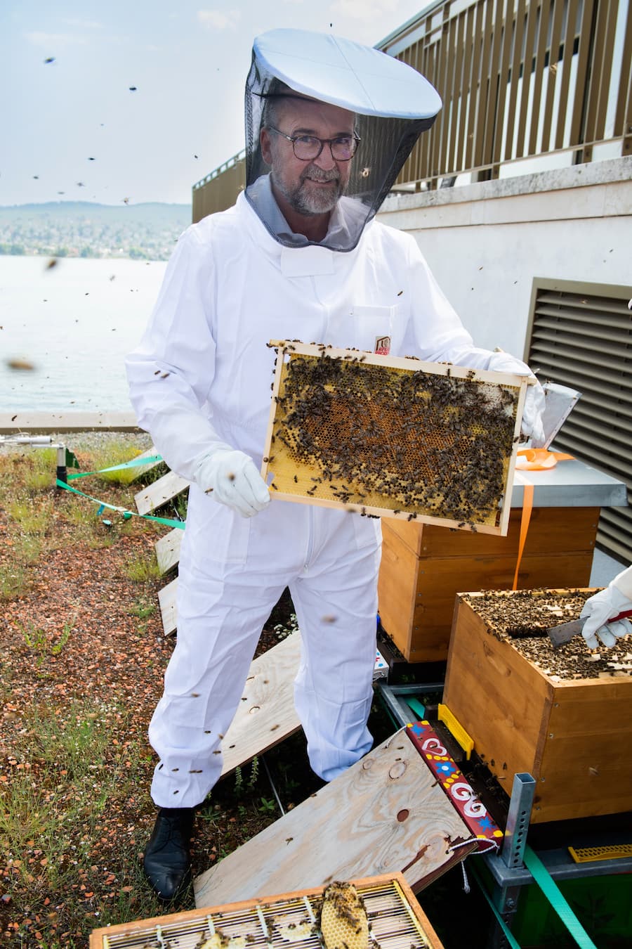 Bienen und Imkerin des Living Circle, Gault Millau, Imkerin Monika Istok, General Manager Jörg Arnold, Hotel Alex, Thalwil ZH, 20. Juni 2022