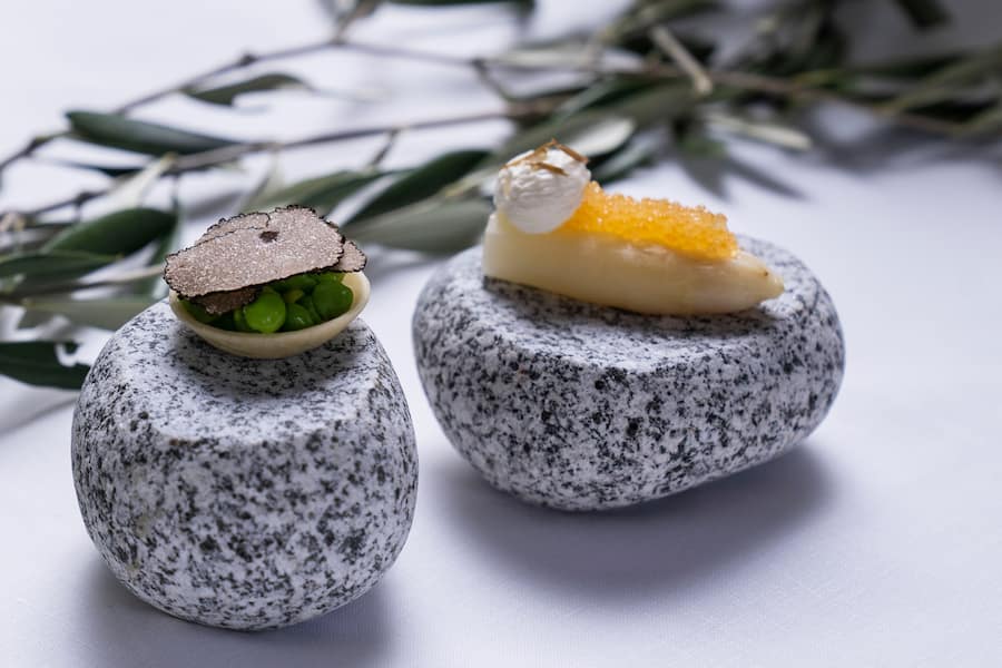 12.06.2022; Fläsch: Mercedes EQE - Weingut Davaz; Pascal Steffen: Spargel, geräucherter Felchenrogen, Creme Fraiche. © Valeriano Di Domenico