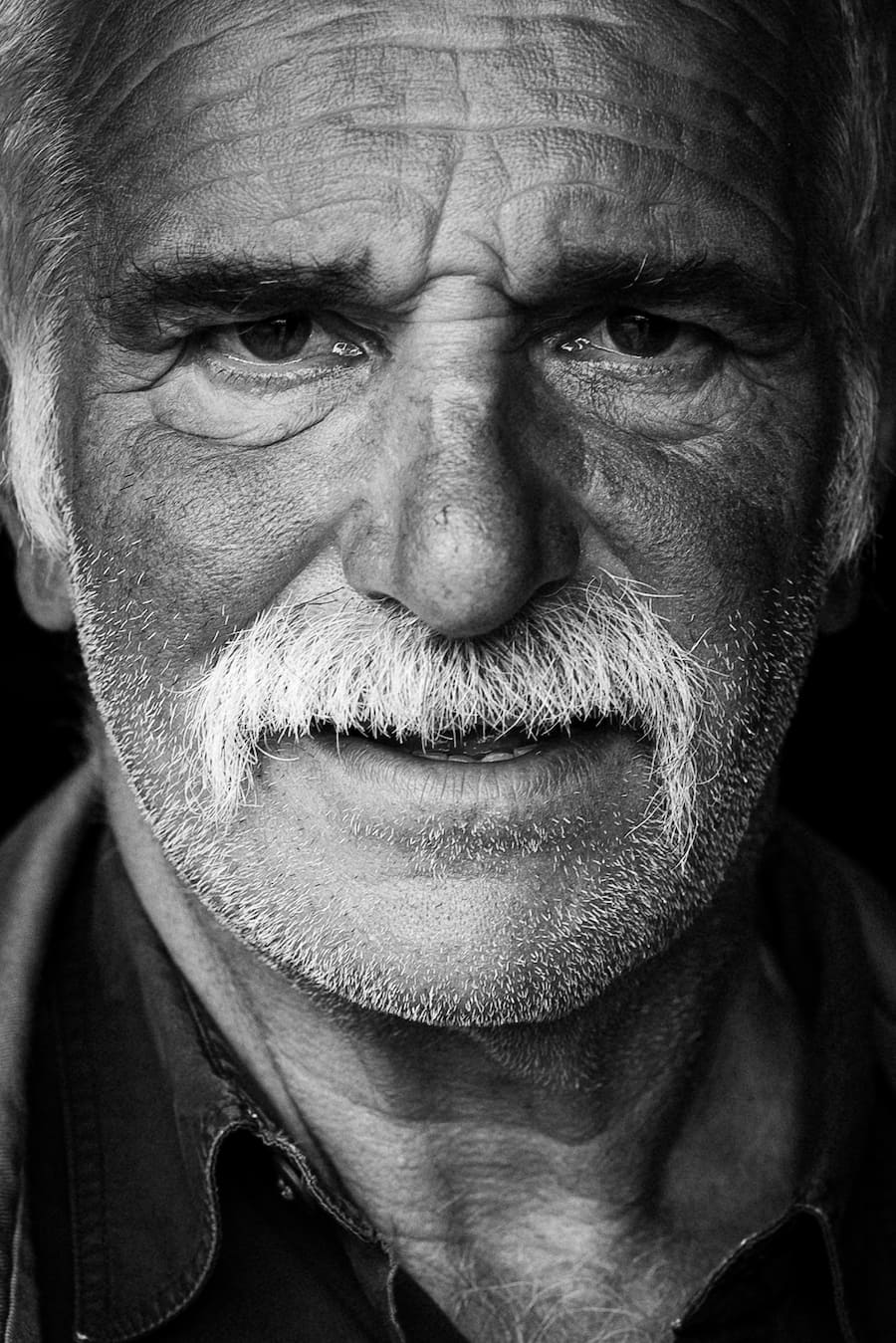 Jean-Pierre Baillfiard (Besitzer von 10 Ehringer Kühen auf der Alp) - Mit Luma Delikatessen bei den Ehringerkühen im Wallis (Martigny) - 15. Juni 2022 - Copyright Olivia Pulver