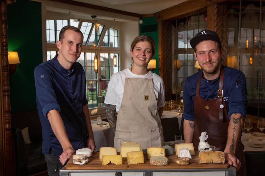 v.l. Nicolai Pfisterer, Ramona Gerber, Chef Alexander Bindig im Restaurant mit Käse von "Jumi"