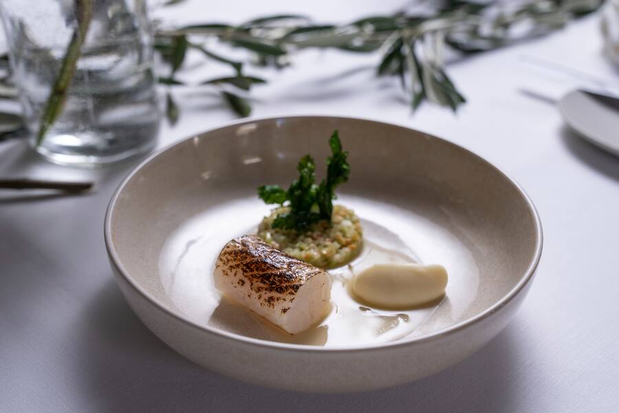 12.06.2022; Fläsch: Mercedes EQE - Weingut Davaz; Pascal Steffen Hecht, sous-vide gegart und abgeflämmt, Rhabarber und Stangensellerie, Haselnüsse, Sellerie-Hechtfond, Selleriemousseline © Valeriano Di Domenico