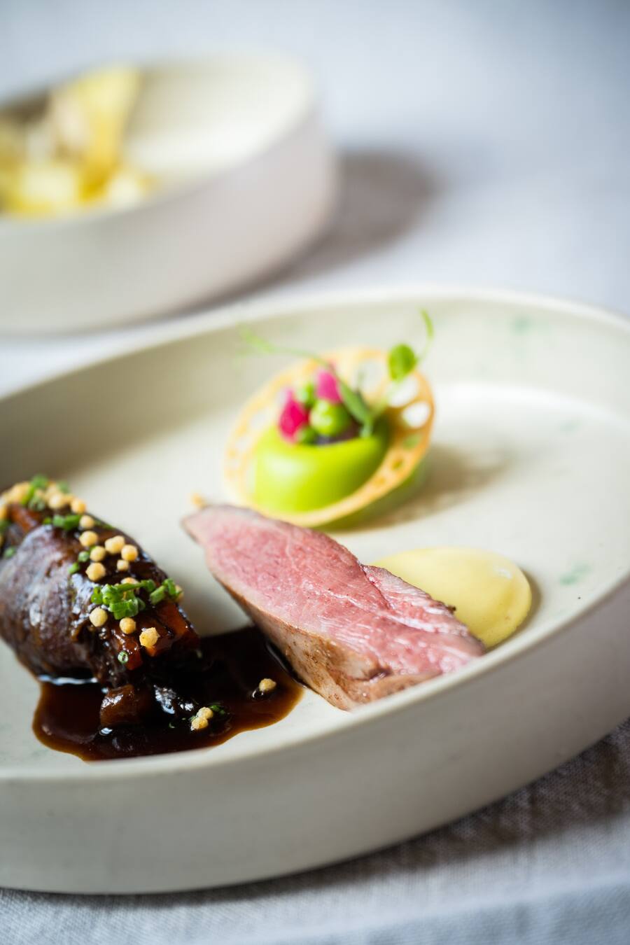 Jeunes Restaurateurs 2022: Zweierlei von der Appenzeller Ente, Gartenerpsen, Frühlingskartoffeln, Belper Knolle