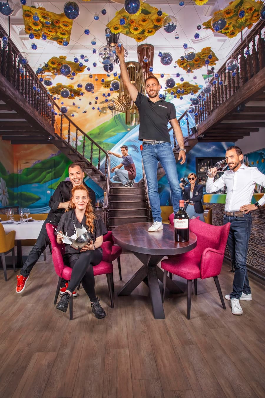 Lâéquipe créative du Café Suisse (de gauche à droite autour de Marie): Daniel Ferreira, le coiffeur qui magnifie les cheveux de Marie; Ludovic Olivo, le tagueur qui fait vivre les murs; Nicolas Brönnimann, le maître des décors; LenaKa, la magicienne des images; Arnaud Gorse, lâéminence grise et le comparse de toujours.