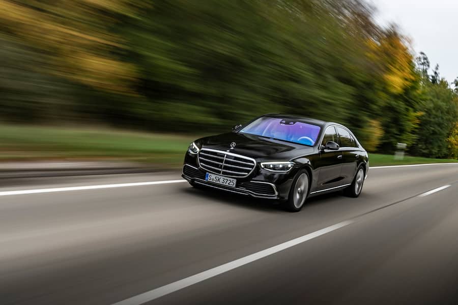 Mercedes-Benz S 500 4MATIC (Krafstoffverbrauch kombiniert (NEFZ): 8,4-7,8 l/100 km, CO2-Emissionen kombiniert (NEFZ): 192-179 g/km); Exterieur: Onyxschwarz; Interieur: Leder Exklusiv macciatobeige/magmagrau // Mercedes-Benz S 500 4MATIC (combined fuel consupmtion (NEDC): 8.4-7.8 l/100 km, combined CO2-emissions (NEDC): 192-179 g/km); exterior: onyx black, AMG Line; interior: leather exclusive macchiato beige/magma grey