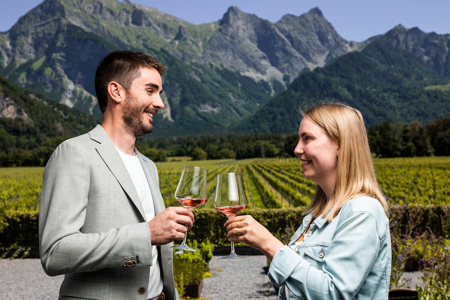 12.06.2022; Fläsch: Mercedes EQE - Weingut Davaz; Micha und Jil Davaz, Weingut Davaz. © Valeriano Di Domenico