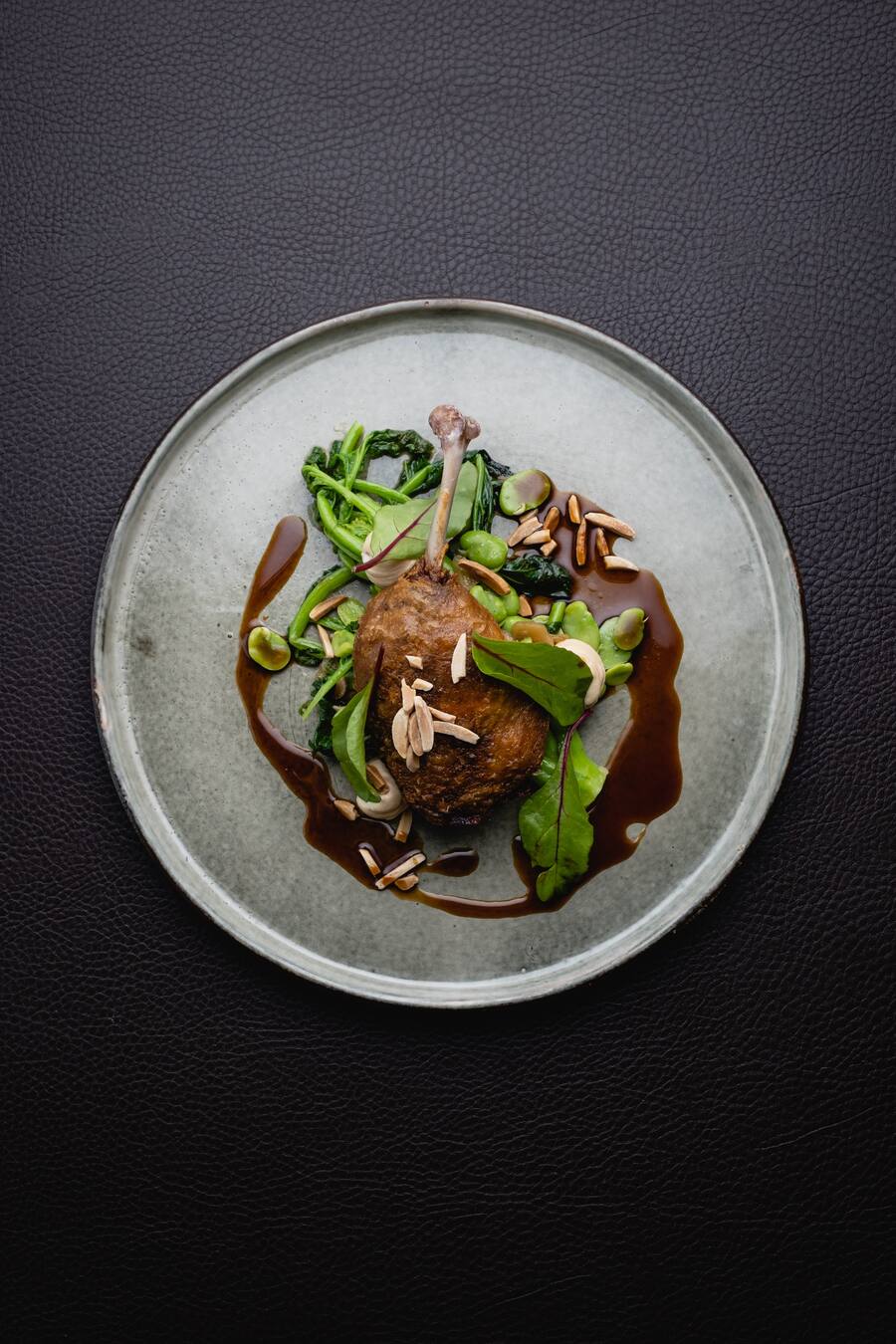 Repas, Biel, Hauptgang, Konfierte Entenschenkel mit Cima Di Rapa, Mandel, Saubohnen und Knoblauch