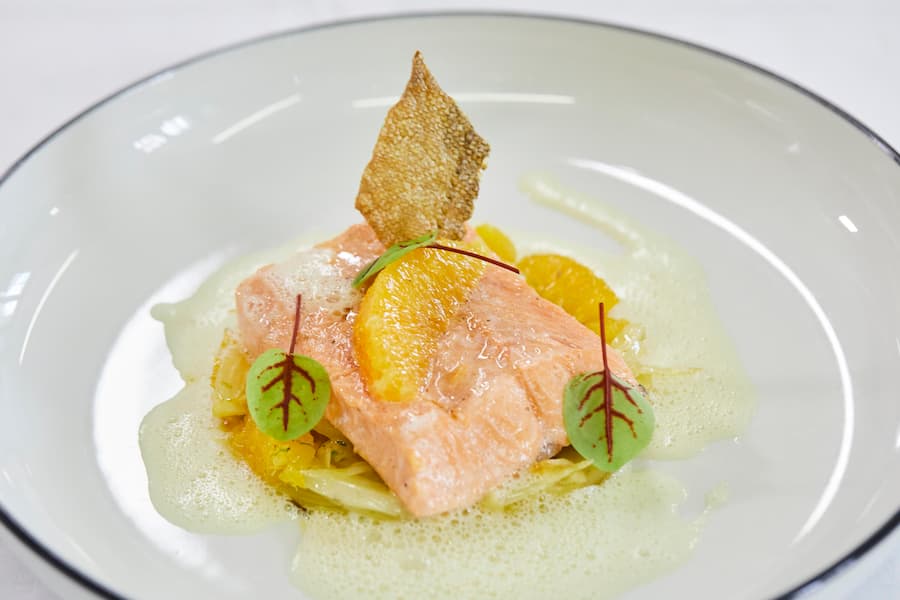 Saiblingsfilet auf Fenchel-Gemüse und Beurre blanc von Martin Thommen (Koch, Kuechenchef) - Bären Utzenstorf, 10.07.2018 - © Lucian Hunziker